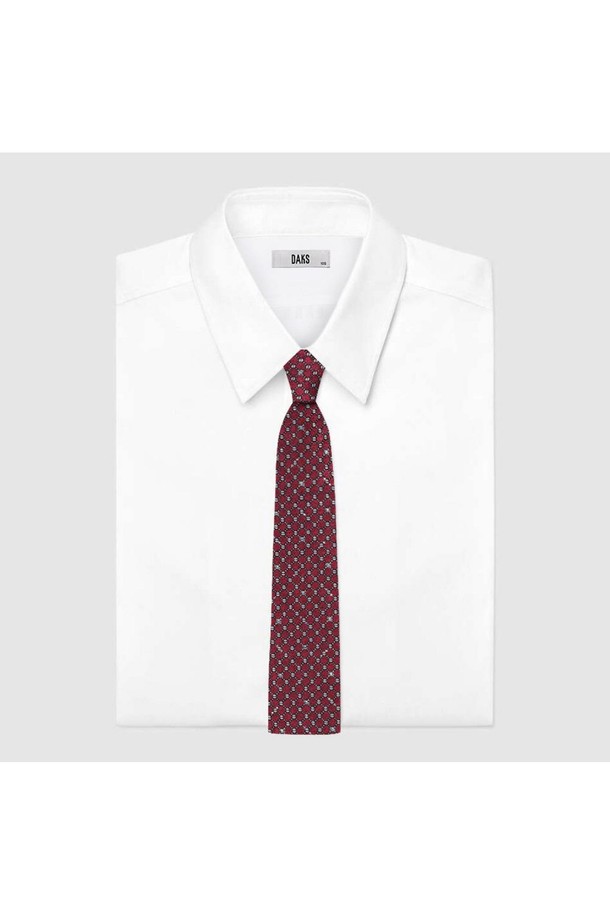 실크 100 큐빅 올오버 혼주 넥타이는 우아하고 고급스러운 스타일을 연출하는 남성용 넥타이입니다. 100% 실크 소재로 제작되어 부드러운 촉감과 은은한 광택을 자랑하며, 와인 컬러에 큐빅과 DD 악세서리 장식이 더해져 특별함을 더합니다. 클래식하면서도 세련된 디자인은 결혼식 혼주용으로 적합하며, 오피스룩 또는 상견례룩에도 잘 어울립니다. 탈부착 가능한 장식이 있어 다양한 스타일을 연출할 수 있으며, 비즈니스룩에도 활용 가능하여 활용도가 높습니다.
