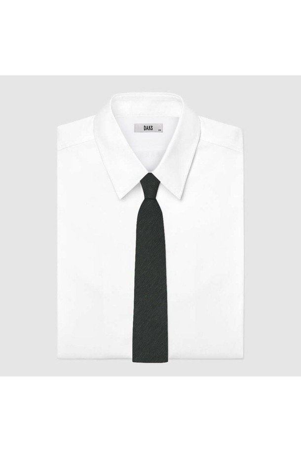 실크 혼방 슬림 솔리드 넥타이는 남성용 넥타이로, 비즈니스 및 포멀한 자리에 적합합니다. 부드러운 촉감의 실크 혼방 소재로 제작되어 고급스러운 광택을 자랑하며, 슬림핏 디자인으로 세련된 스타일을 연출합니다. 블랙 솔리드 패턴이 어떤 셔츠에도 잘 어울려 활용도가 높으며, 특히 밝거나 어두운 컬러의 셔츠와 매치하기 좋습니다. 클래식하고 미니멀한 스타일을 선호하는 남성분들께 오피스룩, 회의룩, 출근룩 등에 활용하기 좋은 아이템입니다.
