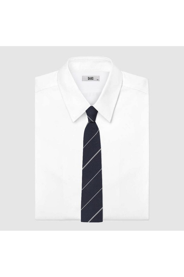 네이비 컬러의 실크 혼방 레지멘탈 스트라이프 넥타이입니다. 부드러운 촉감과 고급스러운 광택이 특징이며, 슬림한 실루엣과 사선 스트라이프 패턴이 세련된 분위기를 연출합니다. 비즈니스, 오피스룩, 비즈니스 캐주얼, 회의룩 등 다양한 TPO에 활용 가능하며, 클래식, 미니멀, 시크 스타일을 선호하는 남성분들께 추천합니다. DD 악세서리 디자인 장식과 실고리 연결 장식으로 완성도를 높였습니다. 사계절 내내 착용하기 좋은 아이템입니다.
