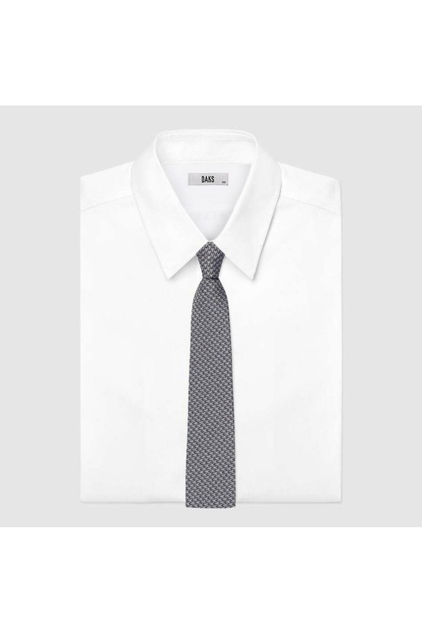 실크 100% 슬림 올오버 넥타이는 남성용 넥타이로, 비즈니스 및 포멀한 자리에 어울리는 아이템입니다. 고급스러운 실크 소재로 제작되어 부드러운 촉감과 은은한 광택을 자랑하며, 슬림핏 디자인으로 세련된 스타일을 연출합니다. 그레이와 블랙 두 가지 색상으로 출시되어 다양한 오피스룩, 회의룩, 출근룩에 매치하기 좋습니다. 클래식하고 미니멀한 스타일을 선호하는 분들께 추천하며, 정교한 올오버 패턴이 돋보이는 넥타이입니다.
