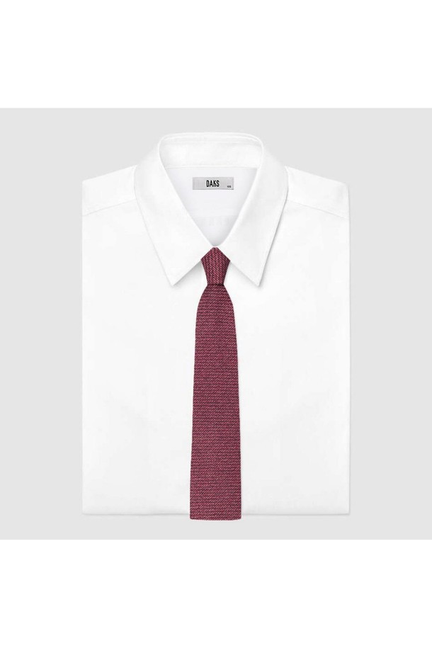 세련된 남성미를 완성하는 실크 혼방 솔리드 와인 넥타이입니다. 부드러운 촉감의 실크 소재가 고급스러운 광택을 자아내며, 매끄러운 텍스처가 돋보입니다. 클래식하고 우아한 스타일로, 오피스룩, 비즈니스 캐주얼, 회의룩 등 다양한 TPO에 활용하기 좋습니다. DD 악세서리가 디자인 포인트로 자리하며, 실고리를 통해 간편하게 탈부착할 수 있습니다. 미니멀한 디자인으로 어떤 셔츠와도 잘 어울려 사계절 내내 활용 가능한 필수 아이템입니다.
