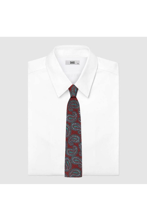 실크 100% 소재의 큐빅 장식이 돋보이는 페이즐리 패턴 넥타이입니다. 고급스러운 레드와 블루 컬러로 출시되어 비즈니스와 일상, 어떤 TPO에도 세련된 스타일을 연출합니다. 부드러운 촉감과 은은한 광택이 특징이며, 클래식과 엘레강스 무드를 선호하는 남성분들께 추천합니다. 넥타이 중앙의 큐빅 장식은 탈부착이 가능하여, 상황에 맞게 스타일을 변형할 수 있습니다. 오피스룩, 회의룩, 비즈니스 캐주얼에 포인트를 더하여 당신의 스타일을 완성해보세요.
