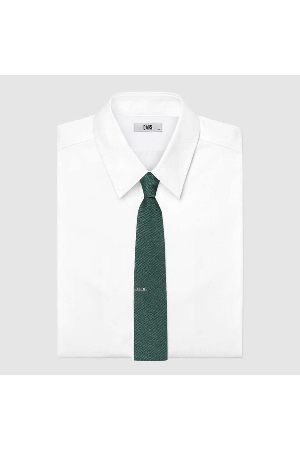 실크 혼방 소재와 큐빅 장식이 돋보이는 남성용 넥타이입니다. 그린 컬러의 우븐 패턴으로, 비즈니스 및 정장 스타일에 잘 어울립니다. 넥타이 상단에는 섬세한 자수 모티프가 포인트로 들어가 있으며, 고급스러운 광택이 특징입니다. 클래식하고 포멀한 스타일을 연출하며, 밝은 컬러 및 어두운 컬러 셔츠와 모두 매치하기 용이합니다. 오피스룩, 회의룩, 출근룩 등 다양한 TPO에 활용할 수 있습니다.
