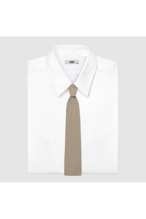 실크 혼방 올오버 넥타이는 남성용 넥타이로, 비즈니스 및 일상 용도로 폭넓게 활용할 수 있습니다. 부드러운 촉감의 실크 혼방 소재로 제작되어 고급스러운 광택과 매끄러움을 선사합니다. 베이지 컬러 바탕에 올오버 패턴으로 디자인되어 클래식하면서도 베이직한 스타일을 연출하며, DD 악세서리 장식이 돋보입니다. 오피스룩, 비즈니스 캐주얼, 회의룩 등 다양한 TPO에 매치하여 세련된 스타일을 완성할 수 있으며, 밝은 컬러 및 어두운 컬러 셔츠에도 잘 어울립니다.
