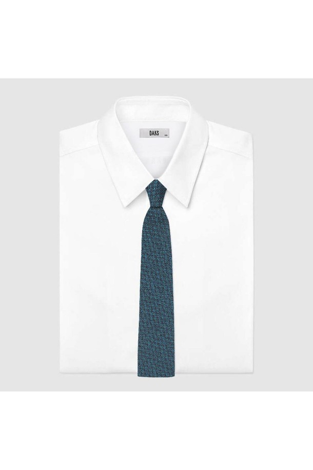 실크혼방 톤온톤 솔리드 슬림 넥타이는 남성용 넥타이로, 비즈니스 및 포멀한 자리에 잘 어울립니다. 부드러운 촉감의 실크혼방 소재로 제작되어 고급스러운 광택을 자랑하며, 톤온톤 블루 컬러의 솔리드 디자인이 특징입니다. 슬림한 디자인은 클래식하면서도 세련된 스타일을 연출하며, 오피스룩, 비즈니스 캐주얼, 회의룩 등 다양한 TPO에 활용 가능합니다. 미니멀하고 시크한 스타일을 선호하는 남성 고객에게 적합하며, 사계절 모두 착용할 수 있습니다.
