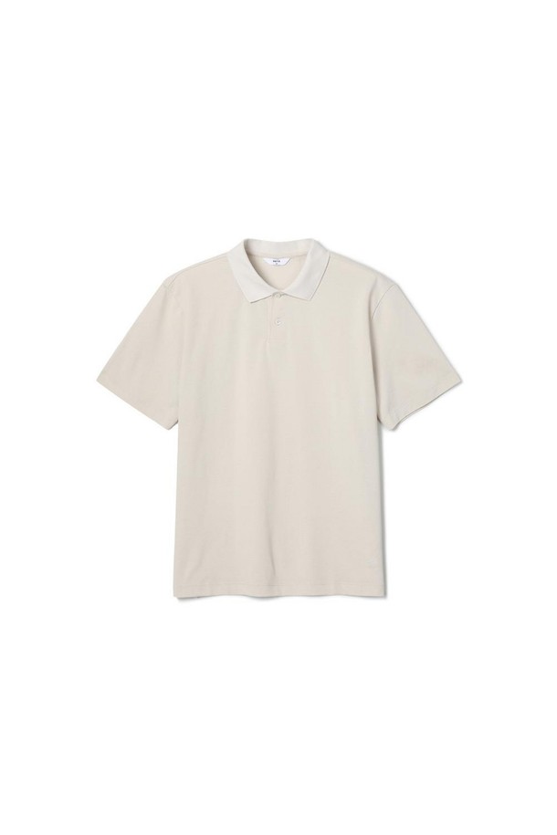 베이직하면서도 캐주얼한 무드의 코튼혼방 에어로쿨 피케 티셔츠 베이지입니다. 흡습, 속건, 냉감 기능의 에어로쿨 소재를 사용하여 여름철에도 시원하고 쾌적하게 착용 가능합니다. 레귤러핏과 반소매 기장으로 편안한 착용감을 선사하며, 무지 디자인에 카라넥으로 깔끔한 스타일을 연출합니다. 데이트룩, 카페룩 등 다양한 TPO에 매치하기 좋으며, 캐주얼, 미니멀, 클래식 스타일 모두 소화 가능한 활용도 높은 아이템입니다.
