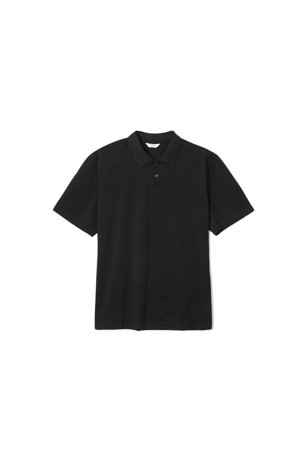 블랙 컬러의 코튼혼방 에어로쿨 피케 티셔츠입니다. 면, 폴리에스터, 폴리우레탄 혼방 소재로 제작되어 흡습 및 속건 기능이 뛰어나 여름철에도 쾌적하게 착용 가능합니다. 베이직하고 캐주얼한 스타일로, 다양한 하의와 매치하여 데일리룩을 연출할 수 있습니다. 에어로쿨 소재와 피케 조직으로 시원하고 편안한 착용감을 제공하며, 카라넥과 반소매 기장이 특징입니다. 포멀, 캐주얼 모두 소화 가능한 활용도 높은 아이템입니다.
