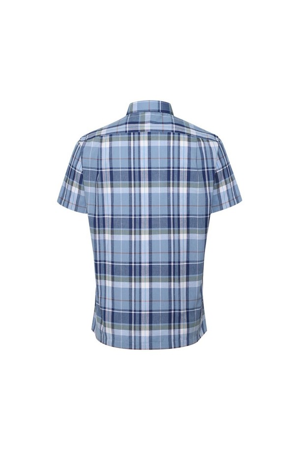 **린넨혼방 미디엄체크 캐주얼 반팔셔츠**는 봄, 여름에 시원하게 즐기기 좋은 반팔 셔츠입니다. 블루 컬러의 린넨과 폴리에스테르 혼방 소재로 제작되어 부드러운 촉감과 함께 통기성이 우수하며, 구김이 적어 관리가 용이합니다. 레귤러핏에 세미와이드 카라 디자인으로 캐주얼하면서도 클래식한 분위기를 연출하며, 데일리, 캐주얼, 비즈니스룩까지 폭넓게 활용 가능합니다. 가슴 주머니 자수 디테일과 카라 키퍼 내장으로 퀄리티를 높였으며, 일자 밑단으로 깔끔하게 떨어지는 핏을 자랑합니다. 손세탁이 가능하여 편리하게 관리할 수 있습니다.
