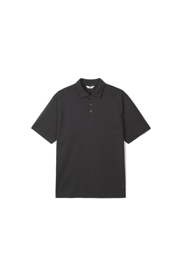 **코튼혼방 에어로쿨 피케 티셔츠 그레이**는 여름철 시원하게 착용하기 좋은 남녀 공용 피케 티셔츠입니다. 면과 폴리에스테르를 혼방하여 통기성이 뛰어나고 흡습, 속건 기능으로 쾌적한 착용감을 제공합니다. 레귤러핏으로 제작되었으며, 베이직하고 캐주얼한 스타일을 연출하기 좋습니다. 부드러운 촉감의 에어로쿨 소재와 깔끔한 무지 디자인, 반소매, 카라넥 디테일이 특징입니다. 다양한 하의와 매치하여 미니멀, 클래식 스타일을 연출해보세요.
