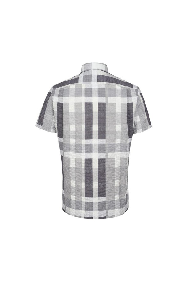 폴리100 닥스체크 캐주얼 반팔 셔츠는 시어서커 소재의 그레이 컬러 체크 패턴 셔츠입니다. 통기성이 뛰어나 여름철에도 시원하게 착용 가능하며, 레귤러 핏으로 편안한 착용감을 선사합니다. 가슴 포켓과 DD 자수 로고 디테일이 돋보이며, 구김이 덜하고 관리가 용이한 노케어 소재로 제작되었습니다. 손세탁이 가능하여 실용적이며, 비즈니스 캐주얼, 휴가룩, 여름 바캉스룩, 캐주얼, 미니멀, 리조트 스타일 모두 소화 가능합니다.
