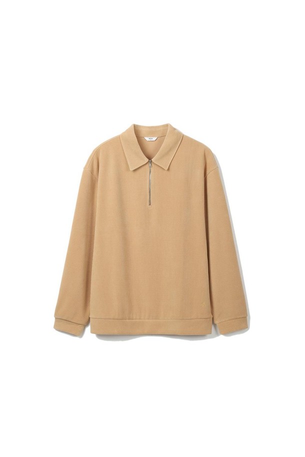 따뜻함이 느껴지는 옐로우 컬러의 폴리혼방 하프집업 카라 티셔츠입니다. 부드러운 촉감의 폴리에스터, 폴리우레탄, 면 혼방 소재로 제작되어 편안한 착용감을 선사합니다. 겨울철 데일리룩을 위한 아이템으로, 베이직하고 Urban 스타일을 연출하기 좋습니다. 긴소매와 레귤러핏, 두꺼운 두께감으로 보온성을 높였으며, 기모 가공과 스웨이트 배색, 브랜드 시그니처 라벨 디테일이 특징입니다. 카라 네크라인과 하프집업 여밈 방식으로 클래식, 미니멀, 캐주얼 스타일을 완성해보세요.
