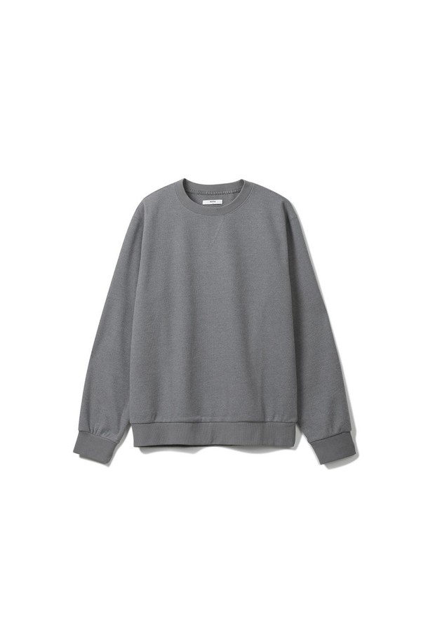 니트 라이크 라운드 맨투맨 그레이는 가을, 겨울에 활용하기 좋은 공용 맨투맨입니다. 부드러운 촉감의 니트 라이크 원단으로 제작되어, 뛰어난 보온성을 제공하며 활동성이 좋습니다. 레귤러핏에 라운드넥 디자인으로 베이직하고 캐주얼한 스타일을 연출하기 용이합니다. 무지 패턴의 그레이 컬러는 어떤 옷에도 잘 어울려 데일리룩, 집콕룩, 산책룩 등 다양한 TPO에 활용하기 좋습니다. 관리가 용이하여 편안하게 착용할 수 있는 아이템입니다.
