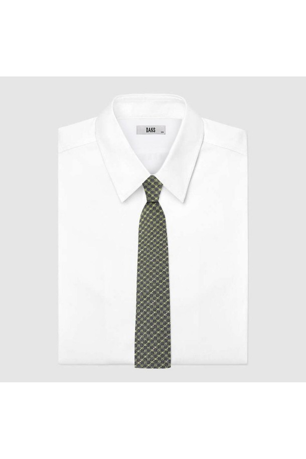 실크 100 큐빅 올오버 넥타이 옐로우는 남성을 위한 클래식 스타일 넥타이입니다. 실크 100% 소재로 제작되어 고급스러운 광택과 부드러운 촉감을 선사하며, 큐빅과 올오버 패턴으로 세련된 디자인을 더했습니다. 오피스룩, 회의룩, 비즈니스 캐주얼에 잘 어울리며, 큐빅 장식은 탈부착이 가능하여 TPO에 맞게 연출할 수 있습니다. 옐로우 컬러는 사계절 모두 활용 가능하며, 미니멀한 스타일을 선호하는 분들께 추천합니다.
