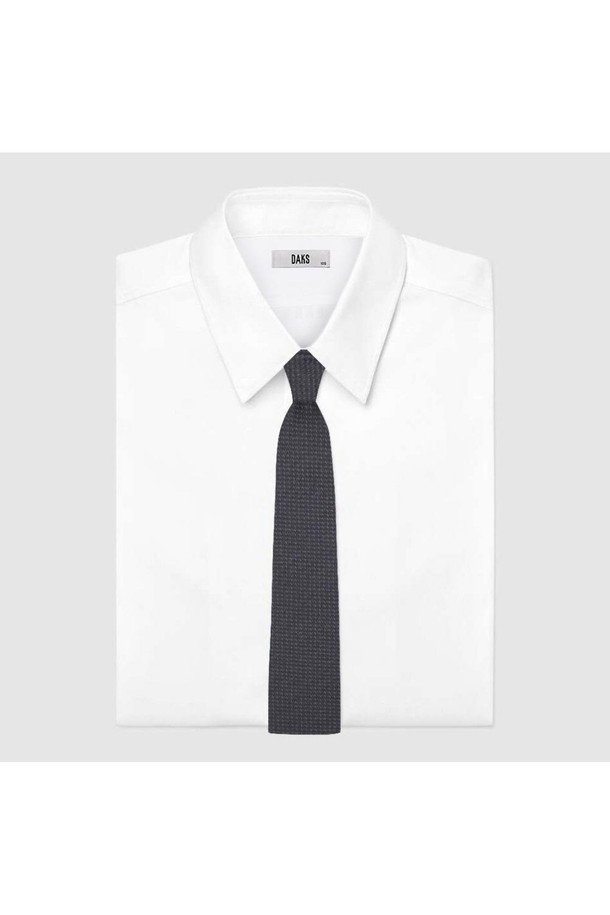 세련된 남성미를 더하는 실크 혼방 솔리드 넥타이입니다. 고급스러운 그레이 컬러와 부드러운 촉감, 은은하게 빛나는 광택이 특징입니다. 실크 소재 특유의 매끄러움은 착용 시 편안함을 선사하며, 클래식하고 미니멀한 스타일을 완성합니다. 비즈니스, 포멀, 오피스룩, 비즈니스 캐주얼, 회의룩 등 다양한 TPO에 잘 어울립니다. 실고리로 연결된 DD 악세서리는 제거하여 더욱 깔끔하게 연출할 수 있습니다.
