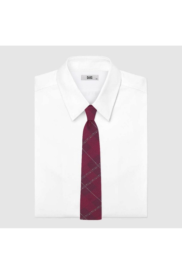 세련된 당신을 위한 실크 혼방 체크 넥타이 레드입니다. 비즈니스 캐주얼, 회의룩, 출근룩 등 다양한 TPO에 활용하기 좋은 아이템입니다. 고급스러운 실크 소재와 자카드 위빙 기법으로 제작되어 은은한 체크 대비와 부드러운 촉감을 선사합니다. 클래식하고 미니멀한 스타일에 잘 어울리며, 넥타이 하단의 실고리에 탈부착 가능한 악세서리 장식으로 포인트를 더했습니다. 중요한 날, 당신의 품격을 높여줄 넥타이를 만나보세요.
