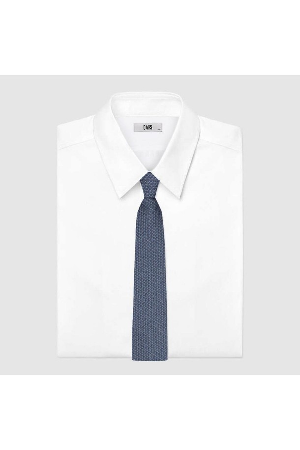 **실크 100 솔리드 넥타이 네이비**

고급스러운 남성 정장을 완성하는 실크 100% 솔리드 넥타이입니다. 네이비 컬러와 부드러운 촉감의 우븐 소재가 클래식한 분위기를 자아냅니다. 비즈니스, 오피스룩, 회의룩 등 격식 있는 자리에 잘 어울립니다. 넥타이에는 탈부착 가능한 악세서리 장식이 있어, 스타일에 포인트를 더할 수 있습니다. 미니멀하고 세련된 스타일을 연출해보세요.
