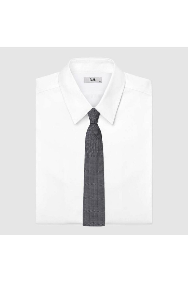 실크 혼방으로 제작되어 부드러운 촉감을 선사하는 슬림 솔리드 넥타이 그레이입니다. 클래식하고 미니멀한 스타일로, 오피스룩, 회의룩, 출근룩에 잘 어울립니다. 고급스러운 광택과 슬림한 디자인이 특징이며, 밝거나 어두운 셔츠 모두에 매치하여 세련된 분위기를 연출할 수 있습니다. 사계절 내내 착용 가능하며, 비즈니스 활동에 품격을 더해줍니다.
