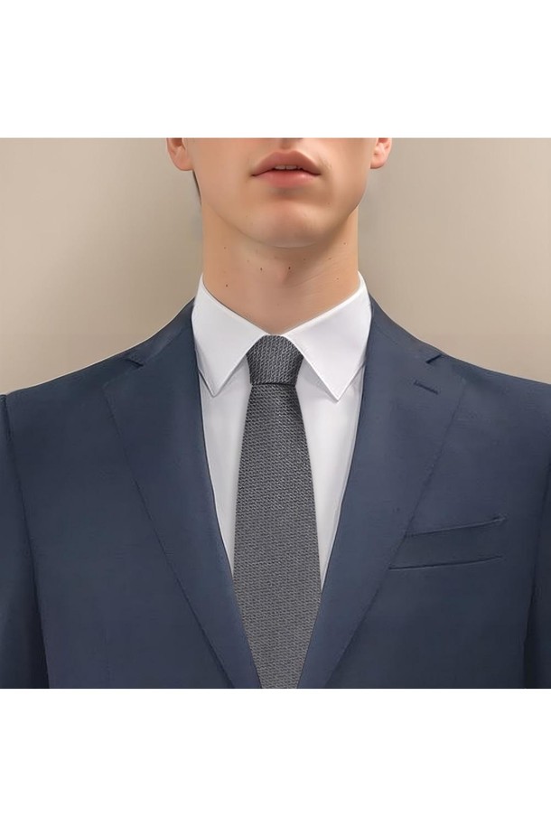 실크 100% 슬림 솔리드 넥타이 그레이는 부드러운 촉감과 은은한 광택이 특징인 남성용 넥타이입니다. 비즈니스, 회의, 비즈니스 캐주얼 등 다양한 TPO에 활용하기 좋으며, 클래식하고 미니멀한 스타일을 연출합니다. 고급스러운 실크 소재로 제작되어 착용감이 우수하며, 슬림한 디자인이 세련된 느낌을 더합니다. 솔리드(무지) 패턴과 자카드 기법이 적용되어 은은한 포인트를 줍니다. 오피스룩에 넥타이 하나로 포인트를 더해보세요.
