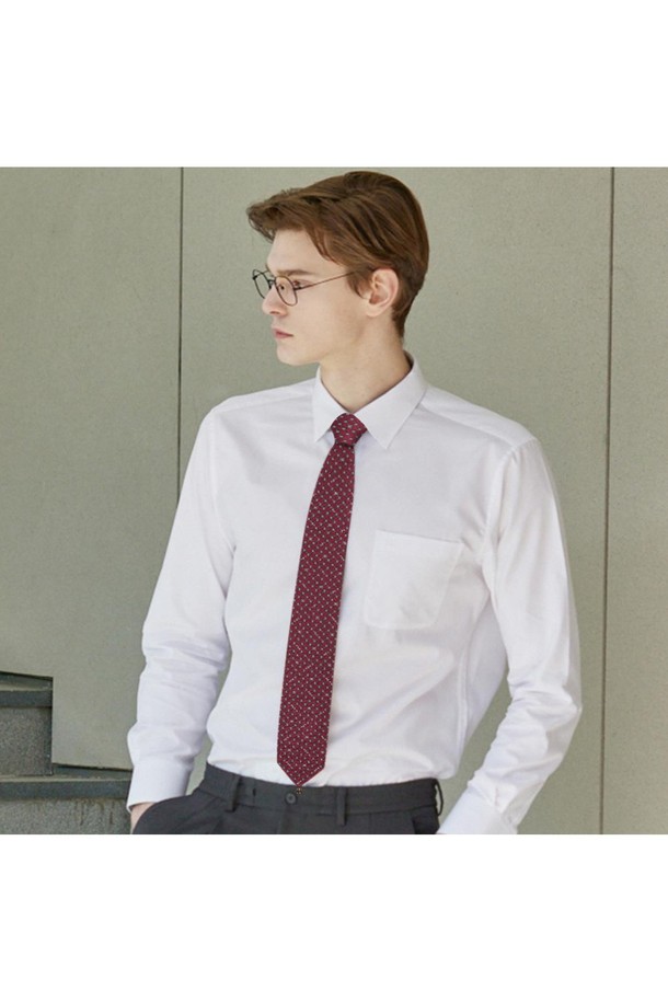 실크 100 큐빅 올오버 혼주 넥타이는 우아하고 고급스러운 스타일을 연출하는 남성용 넥타이입니다. 100% 실크 소재로 제작되어 부드러운 촉감과 은은한 광택을 자랑하며, 와인 컬러에 큐빅과 DD 악세서리 장식이 더해져 특별함을 더합니다. 클래식하면서도 세련된 디자인은 결혼식 혼주용으로 적합하며, 오피스룩 또는 상견례룩에도 잘 어울립니다. 탈부착 가능한 장식이 있어 다양한 스타일을 연출할 수 있으며, 비즈니스룩에도 활용 가능하여 활용도가 높습니다.
