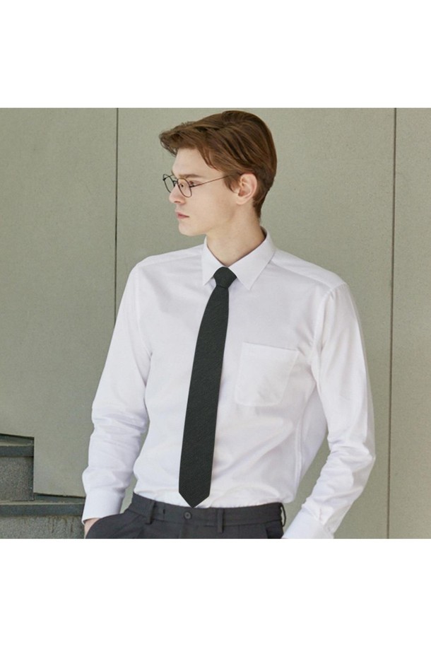 실크 혼방 슬림 솔리드 넥타이는 남성용 넥타이로, 비즈니스 및 포멀한 자리에 적합합니다. 부드러운 촉감의 실크 혼방 소재로 제작되어 고급스러운 광택을 자랑하며, 슬림핏 디자인으로 세련된 스타일을 연출합니다. 블랙 솔리드 패턴이 어떤 셔츠에도 잘 어울려 활용도가 높으며, 특히 밝거나 어두운 컬러의 셔츠와 매치하기 좋습니다. 클래식하고 미니멀한 스타일을 선호하는 남성분들께 오피스룩, 회의룩, 출근룩 등에 활용하기 좋은 아이템입니다.
