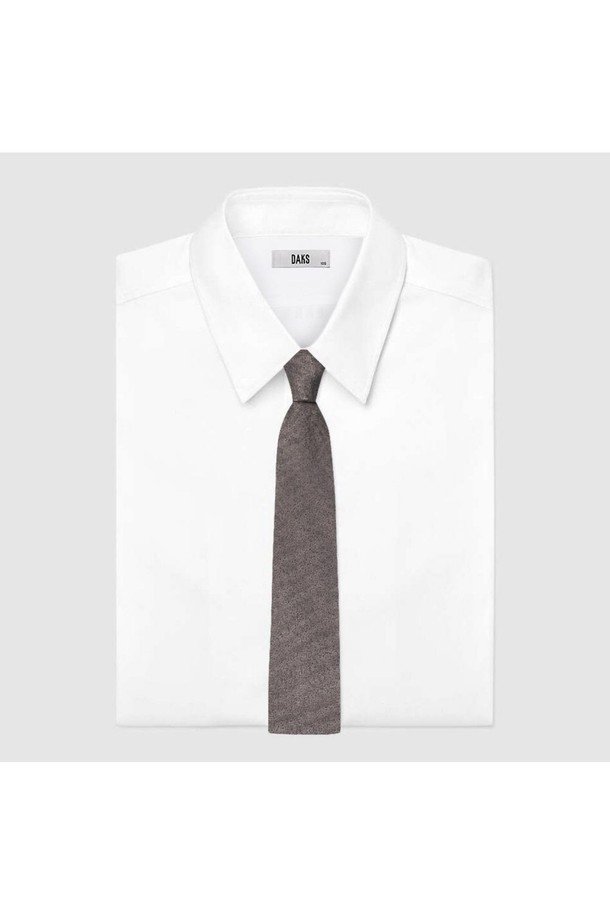 **실크 100% 솔리드 자카드 위빙 넥타이**는 남성용 넥타이로, 비즈니스 및 일상 용도로 적합합니다. 그레이 컬러의 실크 100% 소재에 자카드 위빙 기법을 사용하여 고급스러운 광택과 부드러운 촉감, 매끄러운 텍스처를 선사합니다. DD 악세서리 디자인 장식과 실고리(탈부착 가능)를 더해 오피스룩, 비즈니스 캐주얼, 회의룩 등 클래식하고 미니멀한 스타일을 연출합니다.
