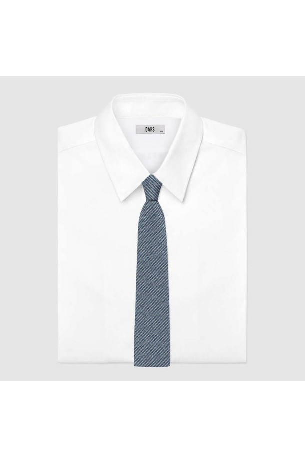 실크혼방 올오버 넥타이는 남성용 넥타이로, 실크 혼방 소재 특유의 고급스러운 광택과 부드러운 촉감을 자랑합니다. 클래식 스타일에 어울리는 올오버 패턴과 세련된 디자인은 비즈니스룩, 오피스룩, 회의룩, 비즈니스 캐주얼 등 다양한 TPO에 활용하기 좋습니다. 부드러운 블루 컬러는 밝거나 어두운 셔츠와도 잘 어울리며, DD 악세서리 장식은 탈부착이 가능하여 개성 있는 스타일 연출을 돕습니다. 미니멀하면서도 세련된 디자인으로 당신의 품격을 높여보세요.
