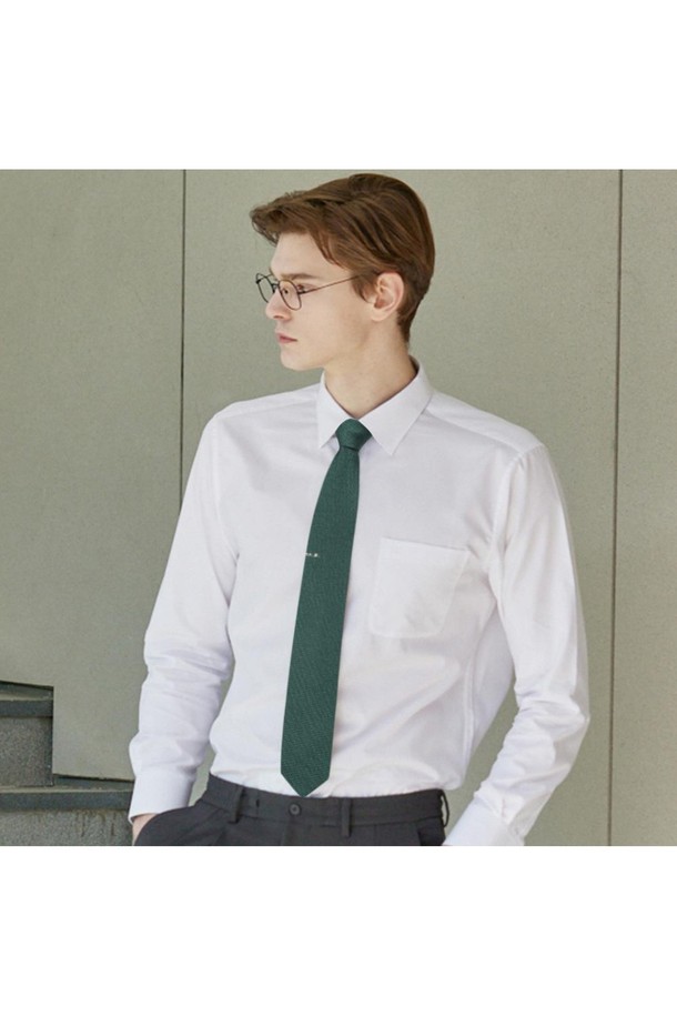 실크 혼방 소재와 큐빅 장식이 돋보이는 남성용 넥타이입니다. 그린 컬러의 우븐 패턴으로, 비즈니스 및 정장 스타일에 잘 어울립니다. 넥타이 상단에는 섬세한 자수 모티프가 포인트로 들어가 있으며, 고급스러운 광택이 특징입니다. 클래식하고 포멀한 스타일을 연출하며, 밝은 컬러 및 어두운 컬러 셔츠와 모두 매치하기 용이합니다. 오피스룩, 회의룩, 출근룩 등 다양한 TPO에 활용할 수 있습니다.
