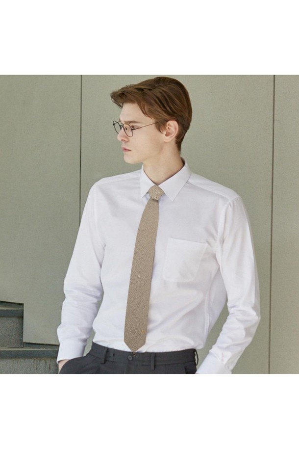 실크 혼방 올오버 넥타이는 남성용 넥타이로, 비즈니스 및 일상 용도로 폭넓게 활용할 수 있습니다. 부드러운 촉감의 실크 혼방 소재로 제작되어 고급스러운 광택과 매끄러움을 선사합니다. 베이지 컬러 바탕에 올오버 패턴으로 디자인되어 클래식하면서도 베이직한 스타일을 연출하며, DD 악세서리 장식이 돋보입니다. 오피스룩, 비즈니스 캐주얼, 회의룩 등 다양한 TPO에 매치하여 세련된 스타일을 완성할 수 있으며, 밝은 컬러 및 어두운 컬러 셔츠에도 잘 어울립니다.
