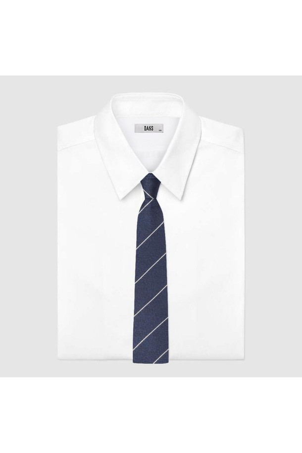 네이비 컬러의 실크 혼방 소재로 제작된 레지멘탈 스트라이프 넥타이입니다. 고급스러운 광택과 부드러운 촉감이 특징이며, 비즈니스 및 포멀한 자리에 잘 어울립니다. 클래식하고 시크한 스타일을 연출하며, 오피스룩, 비즈니스 캐주얼, 회의룩에 활용하기 좋습니다. DD 악세서리 장식이 있어 탈부착하여 다양한 스타일을 연출할 수 있습니다. 사계절 내내 착용 가능하며, 중요한 자리에서 품격을 더해줍니다.
