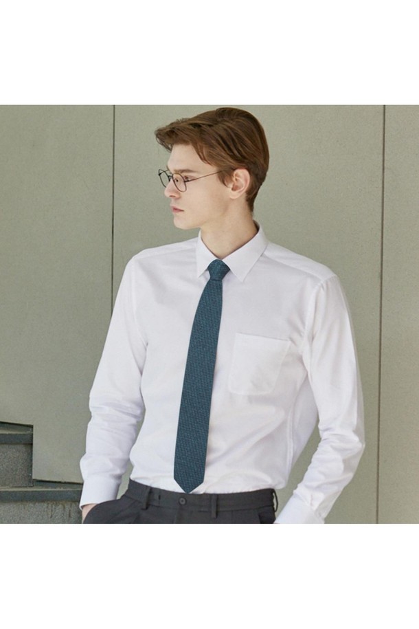 실크혼방 톤온톤 솔리드 슬림 넥타이는 남성용 넥타이로, 비즈니스 및 포멀한 자리에 잘 어울립니다. 부드러운 촉감의 실크혼방 소재로 제작되어 고급스러운 광택을 자랑하며, 톤온톤 블루 컬러의 솔리드 디자인이 특징입니다. 슬림한 디자인은 클래식하면서도 세련된 스타일을 연출하며, 오피스룩, 비즈니스 캐주얼, 회의룩 등 다양한 TPO에 활용 가능합니다. 미니멀하고 시크한 스타일을 선호하는 남성 고객에게 적합하며, 사계절 모두 착용할 수 있습니다.
