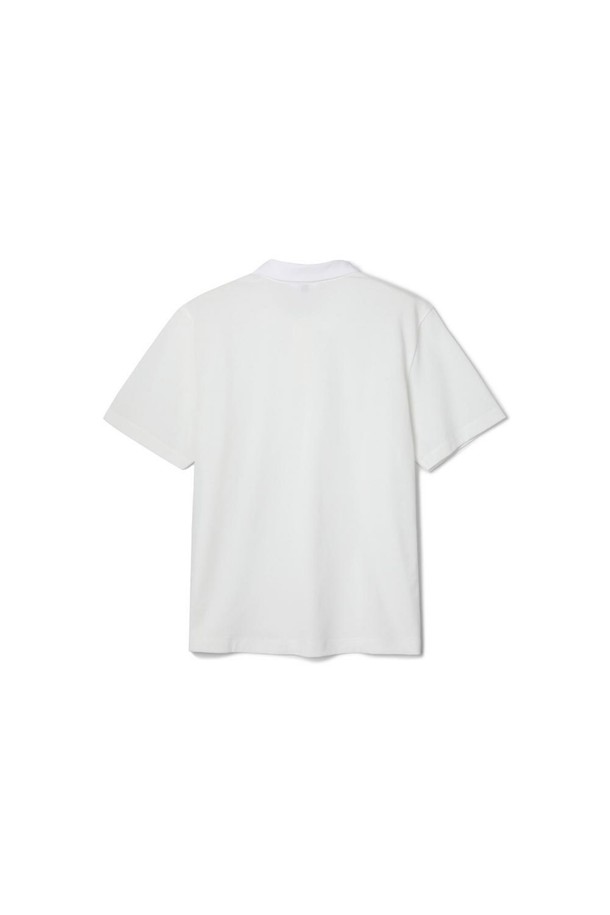 코튼 혼방 소재의 에어로쿨 피케 티셔츠 화이트입니다. 땀 흡수와 빠른 건조 기능을 갖춘 에어로쿨 소재로 제작되어 여름철에도 쾌적하게 착용할 수 있습니다. 베이직하고 캐주얼한 스타일로, 다양한 하의와 쉽게 매치하여 미니멀하면서도 클래식한 룩을 연출할 수 있습니다. 깔끔한 무지 디자인에 카라넥과 반소매 기장으로 시원함을 더했습니다. 화이트, 베이지, 핑크, 옐로우 등 다양한 컬러 옵션으로 취향에 맞게 선택할 수 있습니다.
