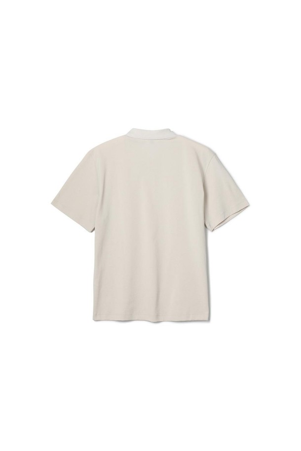 베이직하면서도 캐주얼한 무드의 코튼혼방 에어로쿨 피케 티셔츠 베이지입니다. 흡습, 속건, 냉감 기능의 에어로쿨 소재를 사용하여 여름철에도 시원하고 쾌적하게 착용 가능합니다. 레귤러핏과 반소매 기장으로 편안한 착용감을 선사하며, 무지 디자인에 카라넥으로 깔끔한 스타일을 연출합니다. 데이트룩, 카페룩 등 다양한 TPO에 매치하기 좋으며, 캐주얼, 미니멀, 클래식 스타일 모두 소화 가능한 활용도 높은 아이템입니다.
