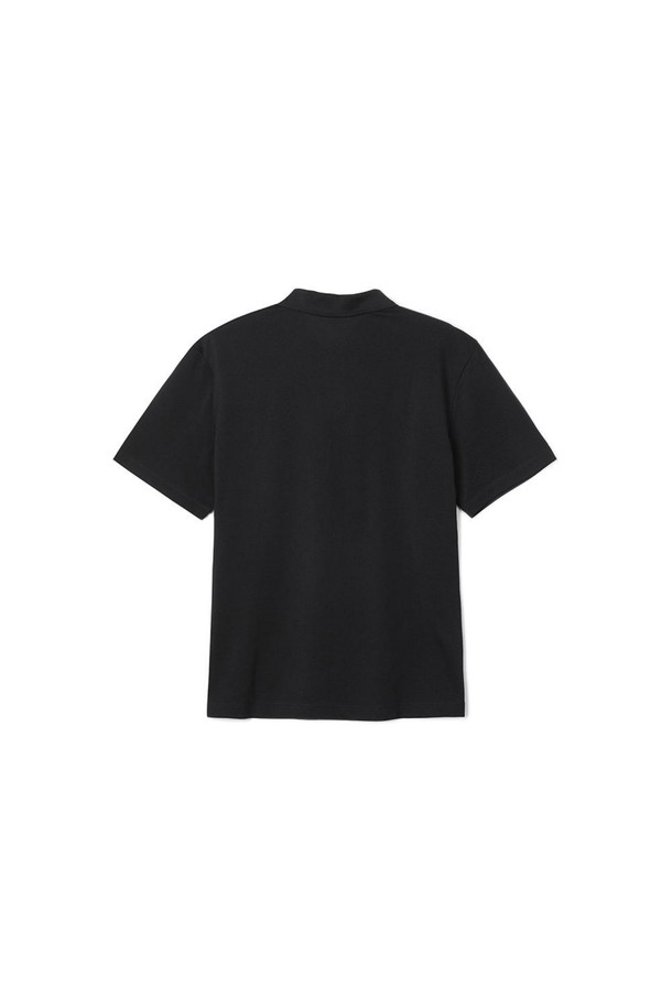 블랙 컬러의 코튼혼방 에어로쿨 피케 티셔츠입니다. 면, 폴리에스터, 폴리우레탄 혼방 소재로 제작되어 흡습 및 속건 기능이 뛰어나 여름철에도 쾌적하게 착용 가능합니다. 베이직하고 캐주얼한 스타일로, 다양한 하의와 매치하여 데일리룩을 연출할 수 있습니다. 에어로쿨 소재와 피케 조직으로 시원하고 편안한 착용감을 제공하며, 카라넥과 반소매 기장이 특징입니다. 포멀, 캐주얼 모두 소화 가능한 활용도 높은 아이템입니다.
