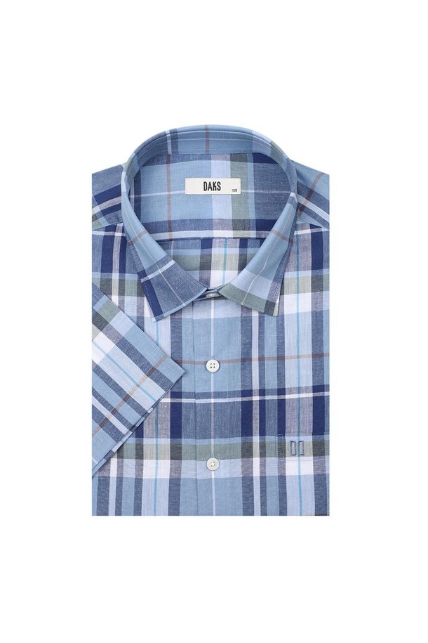 **린넨혼방 미디엄체크 캐주얼 반팔셔츠**는 봄, 여름에 시원하게 즐기기 좋은 반팔 셔츠입니다. 블루 컬러의 린넨과 폴리에스테르 혼방 소재로 제작되어 부드러운 촉감과 함께 통기성이 우수하며, 구김이 적어 관리가 용이합니다. 레귤러핏에 세미와이드 카라 디자인으로 캐주얼하면서도 클래식한 분위기를 연출하며, 데일리, 캐주얼, 비즈니스룩까지 폭넓게 활용 가능합니다. 가슴 주머니 자수 디테일과 카라 키퍼 내장으로 퀄리티를 높였으며, 일자 밑단으로 깔끔하게 떨어지는 핏을 자랑합니다. 손세탁이 가능하여 편리하게 관리할 수 있습니다.
