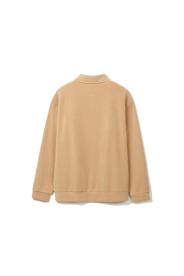 따뜻함이 느껴지는 옐로우 컬러의 폴리혼방 하프집업 카라 티셔츠입니다. 부드러운 촉감의 폴리에스터, 폴리우레탄, 면 혼방 소재로 제작되어 편안한 착용감을 선사합니다. 겨울철 데일리룩을 위한 아이템으로, 베이직하고 Urban 스타일을 연출하기 좋습니다. 긴소매와 레귤러핏, 두꺼운 두께감으로 보온성을 높였으며, 기모 가공과 스웨이트 배색, 브랜드 시그니처 라벨 디테일이 특징입니다. 카라 네크라인과 하프집업 여밈 방식으로 클래식, 미니멀, 캐주얼 스타일을 완성해보세요.
