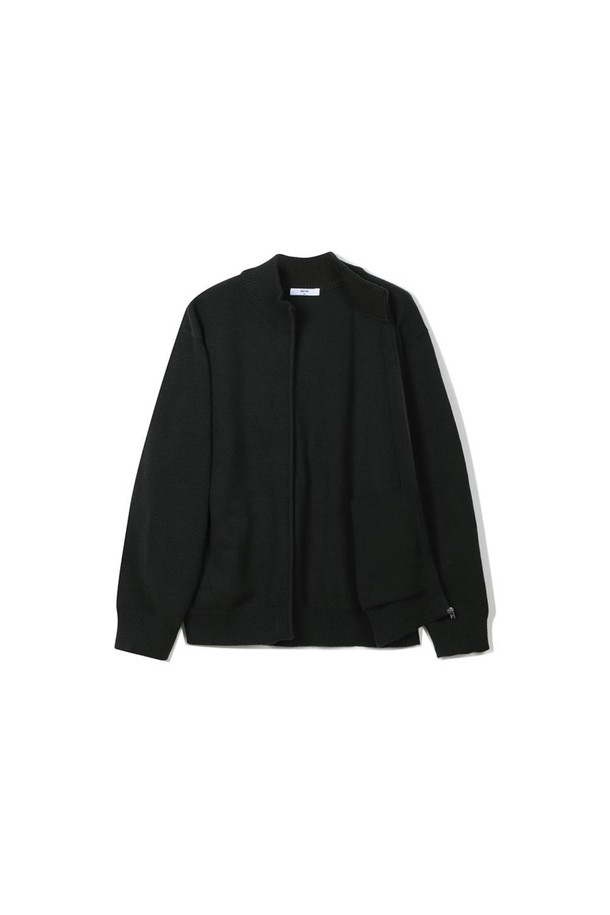 세련된 무드의 남성용 '폴리혼방 솔리드 니트집업' 카키 컬러입니다. 가을과 겨울에 어울리는 부드러운 촉감의 중간 두께 니트 소재로 제작되었으며, 베이직하고 어반 스타일을 연출합니다. 신축성이 있어 편안한 착용감을 제공하며, 레귤러핏으로 제작되었습니다. 무지 디자인에 4가지 다크 컬러 구성으로, 데일리룩과 출근룩에 모두 활용하기 좋습니다. 작은 지퍼 디테일로 앞마이를 보완하여 미니멀, 클래식, 캐주얼 등 다양한 스타일을 소화할 수 있습니다.
