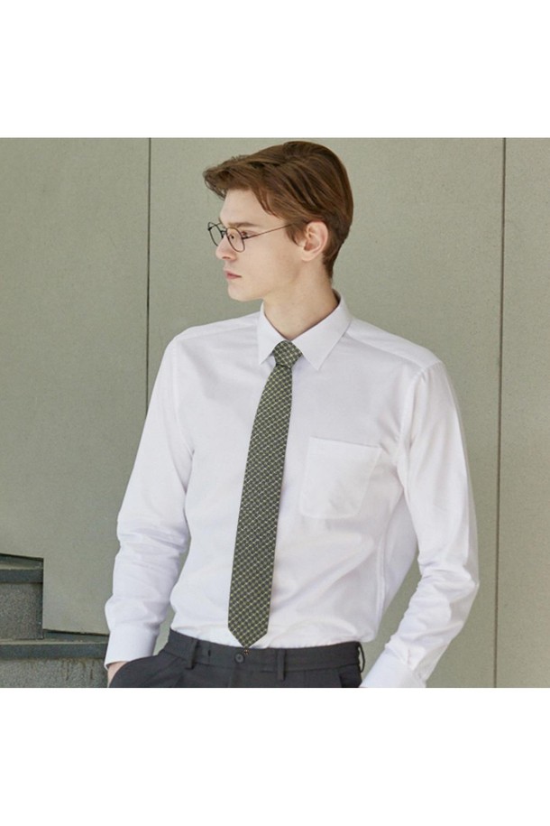 실크 100 큐빅 올오버 넥타이 옐로우는 남성을 위한 클래식 스타일 넥타이입니다. 실크 100% 소재로 제작되어 고급스러운 광택과 부드러운 촉감을 선사하며, 큐빅과 올오버 패턴으로 세련된 디자인을 더했습니다. 오피스룩, 회의룩, 비즈니스 캐주얼에 잘 어울리며, 큐빅 장식은 탈부착이 가능하여 TPO에 맞게 연출할 수 있습니다. 옐로우 컬러는 사계절 모두 활용 가능하며, 미니멀한 스타일을 선호하는 분들께 추천합니다.
