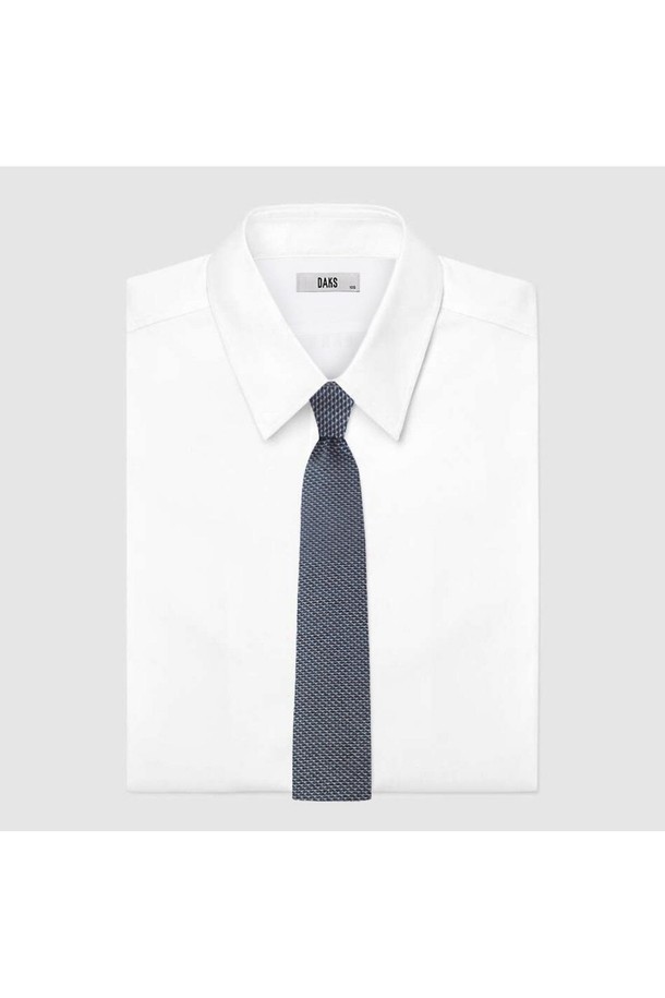 실크혼방 올오버 넥타이 민트는 부드러운 촉감과 고급스러운 광택이 돋보이는 남성용 넥타이입니다. 실크 소재 특유의 매끄러움이 돋보이며, 올오버 로고 패턴으로 디자인되어 클래식하면서도 비즈니스적인 스타일을 연출합니다. 밝은 셔츠는 물론, 어두운 셔츠에도 잘 어울려 다양한 오피스룩, 비즈니스 캐주얼, 회의룩에 활용하기 좋습니다. 탈부착이 가능하며, 미니멀하고 시크한 스타일을 선호하는 분들께 추천합니다.
