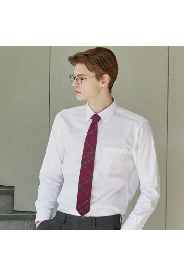 세련된 당신을 위한 실크 혼방 체크 넥타이 레드입니다. 비즈니스 캐주얼, 회의룩, 출근룩 등 다양한 TPO에 활용하기 좋은 아이템입니다. 고급스러운 실크 소재와 자카드 위빙 기법으로 제작되어 은은한 체크 대비와 부드러운 촉감을 선사합니다. 클래식하고 미니멀한 스타일에 잘 어울리며, 넥타이 하단의 실고리에 탈부착 가능한 악세서리 장식으로 포인트를 더했습니다. 중요한 날, 당신의 품격을 높여줄 넥타이를 만나보세요.

