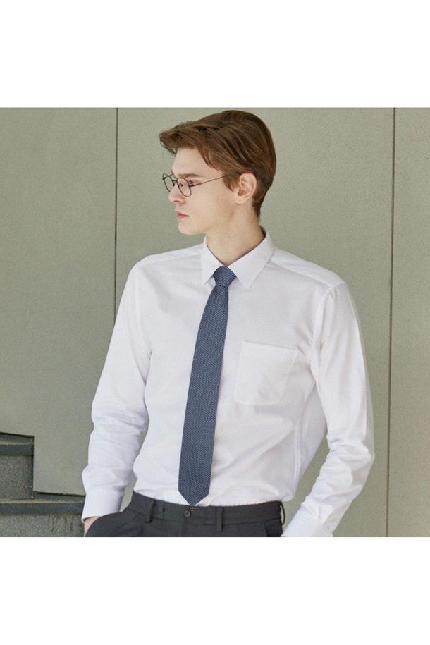 **실크 100 솔리드 넥타이 네이비**

고급스러운 남성 정장을 완성하는 실크 100% 솔리드 넥타이입니다. 네이비 컬러와 부드러운 촉감의 우븐 소재가 클래식한 분위기를 자아냅니다. 비즈니스, 오피스룩, 회의룩 등 격식 있는 자리에 잘 어울립니다. 넥타이에는 탈부착 가능한 악세서리 장식이 있어, 스타일에 포인트를 더할 수 있습니다. 미니멀하고 세련된 스타일을 연출해보세요.
