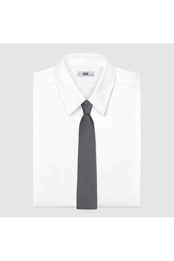 실크 100% 슬림 솔리드 넥타이 그레이는 부드러운 촉감과 은은한 광택이 특징인 남성용 넥타이입니다. 비즈니스, 회의, 비즈니스 캐주얼 등 다양한 TPO에 활용하기 좋으며, 클래식하고 미니멀한 스타일을 연출합니다. 고급스러운 실크 소재로 제작되어 착용감이 우수하며, 슬림한 디자인이 세련된 느낌을 더합니다. 솔리드(무지) 패턴과 자카드 기법이 적용되어 은은한 포인트를 줍니다. 오피스룩에 넥타이 하나로 포인트를 더해보세요.
