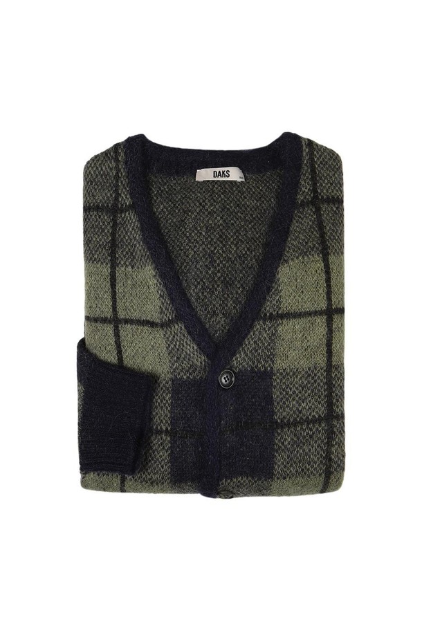 세련된 스타일을 완성하는 울 혼방 모헤어 체크 가디건입니다. 부드러운 촉감의 울과 모헤어 혼방 소재로 제작되어 가을, 겨울 시즌 따뜻하게 착용할 수 있습니다. 클래식하고 베이직한 스타일의 레귤러 핏 디자인에 블랙, 그린 컬러의 체크 패턴이 돋보입니다. V넥 라인과 버튼 여밈으로 오피스룩, 모임룩, 데이트룩 등 다양한 TPO에 활용 가능합니다. 긴 소매 기장과 두꺼운 두께감으로 포근함을 더했습니다.
