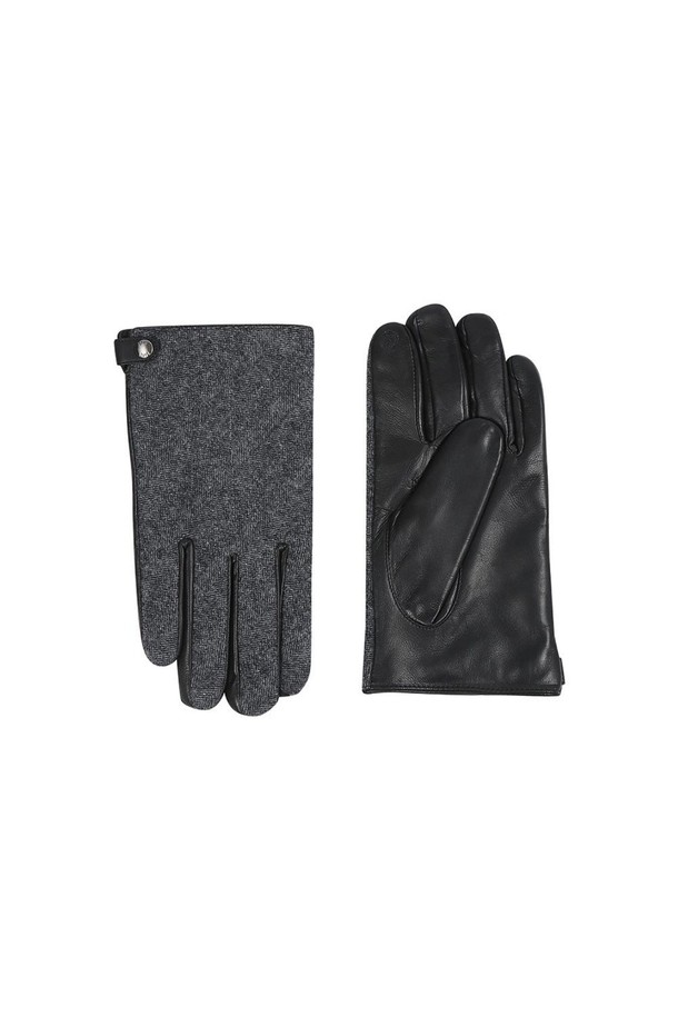세련된 블랙 컬러의 양가죽 콤비 마이크로 스마트터치 장갑입니다. 부드러운 양가죽과 마이크로 소재의 콤비네이션으로 제작되어 뛰어난 착용감과 보온성을 제공합니다. 터치 기능을 지원하여 스마트 기기를 편리하게 사용할 수 있으며, 가을, 겨울철 일상과 출근, 데이트룩에 모두 잘 어울립니다. 클래식, 미니멀, 시크한 스타일을 연출하기에 좋습니다. 무지 디자인으로 어떤 스타일에도 매치하기 용이합니다.
