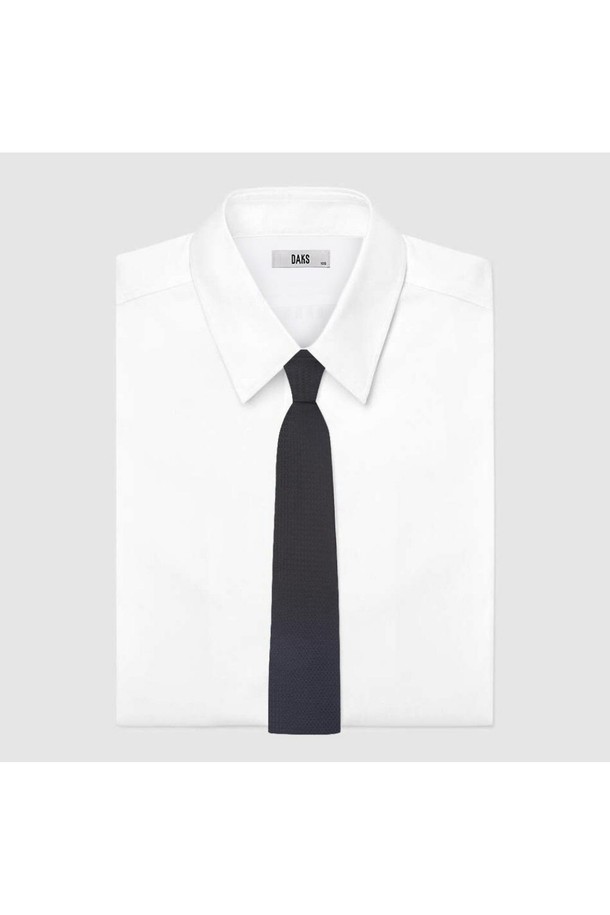 네이비 컬러의 실크 100% 슬림 솔리드 넥타이입니다. 고급스러운 광택과 부드러운 촉감이 특징이며, 클래식하고 우아한 스타일을 연출합니다. 비즈니스 및 포멀한 자리에 적합하며, 오피스룩, 회의룩, 출근룩에 세련된 포인트를 더합니다. 미니멀한 디자인으로 어떤 스타일에도 잘 어울리며, 사계절 내내 활용할 수 있습니다. 슬림한 폭으로 세련된 비즈니스룩을 완성해보세요.
