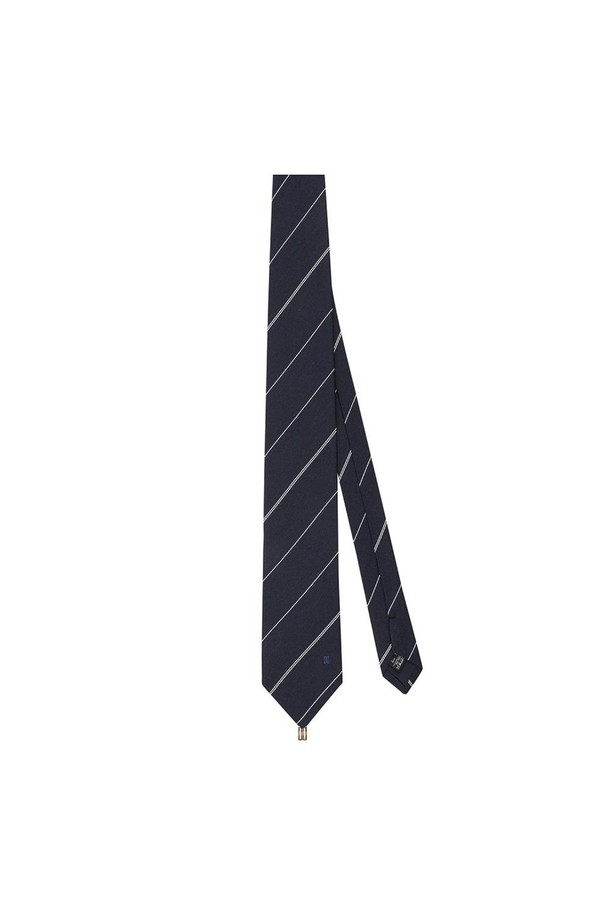 네이비 컬러의 실크 혼방 레지멘탈 스트라이프 넥타이입니다. 부드러운 촉감과 고급스러운 광택이 특징이며, 슬림한 실루엣과 사선 스트라이프 패턴이 세련된 분위기를 연출합니다. 비즈니스, 오피스룩, 비즈니스 캐주얼, 회의룩 등 다양한 TPO에 활용 가능하며, 클래식, 미니멀, 시크 스타일을 선호하는 남성분들께 추천합니다. DD 악세서리 디자인 장식과 실고리 연결 장식으로 완성도를 높였습니다. 사계절 내내 착용하기 좋은 아이템입니다.
