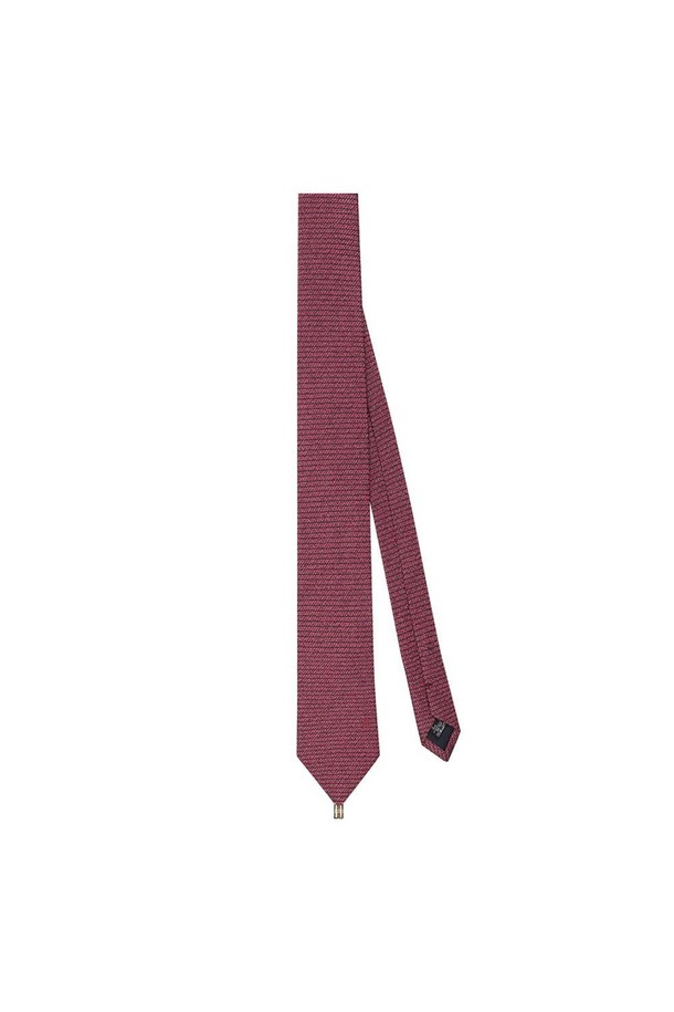 세련된 남성미를 완성하는 실크 혼방 솔리드 와인 넥타이입니다. 부드러운 촉감의 실크 소재가 고급스러운 광택을 자아내며, 매끄러운 텍스처가 돋보입니다. 클래식하고 우아한 스타일로, 오피스룩, 비즈니스 캐주얼, 회의룩 등 다양한 TPO에 활용하기 좋습니다. DD 악세서리가 디자인 포인트로 자리하며, 실고리를 통해 간편하게 탈부착할 수 있습니다. 미니멀한 디자인으로 어떤 셔츠와도 잘 어울려 사계절 내내 활용 가능한 필수 아이템입니다.
