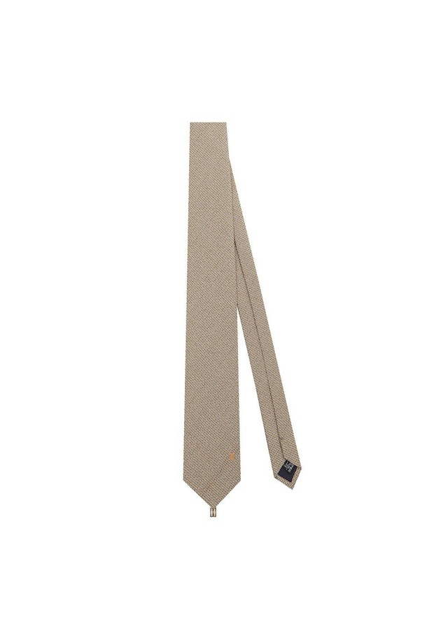 실크 혼방 올오버 넥타이는 남성용 넥타이로, 비즈니스 및 일상 용도로 폭넓게 활용할 수 있습니다. 부드러운 촉감의 실크 혼방 소재로 제작되어 고급스러운 광택과 매끄러움을 선사합니다. 베이지 컬러 바탕에 올오버 패턴으로 디자인되어 클래식하면서도 베이직한 스타일을 연출하며, DD 악세서리 장식이 돋보입니다. 오피스룩, 비즈니스 캐주얼, 회의룩 등 다양한 TPO에 매치하여 세련된 스타일을 완성할 수 있으며, 밝은 컬러 및 어두운 컬러 셔츠에도 잘 어울립니다.
