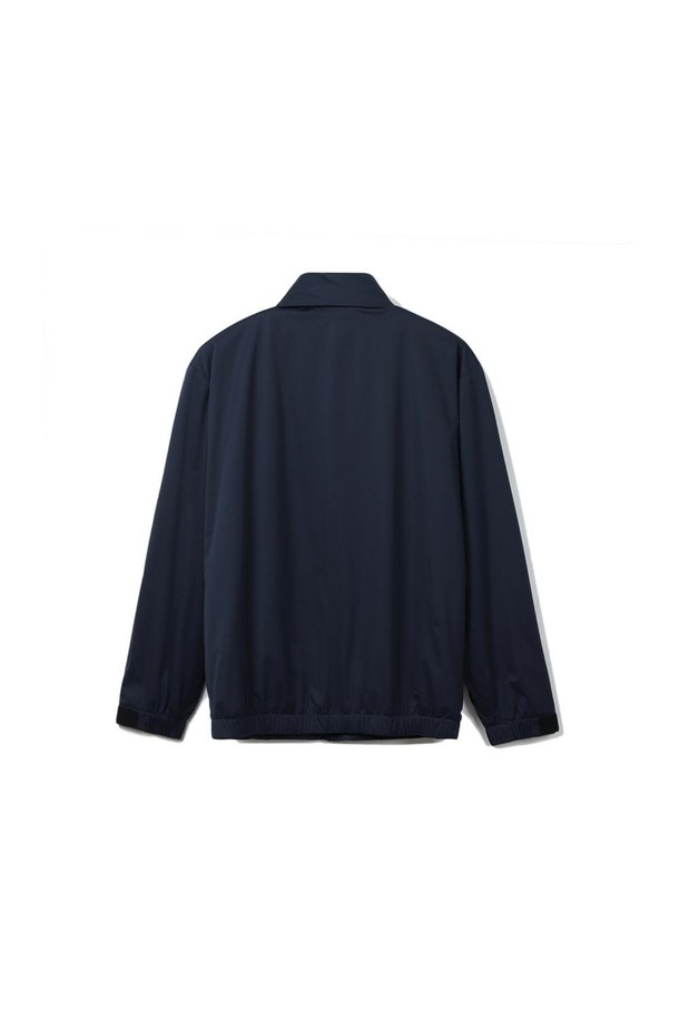 네이비 컬러의 하이넥 바람막이입니다. 간절기에 적합하며, 부드러운 폴리에스터 소재로 제작되어 편안한 착용감을 제공합니다. 일상 및 캐주얼 스타일은 물론, 산책이나 여행 시에도 활용하기 좋습니다. 지퍼형 여밈 방식에 스탠다드핏으로, 후드 내장, 밑단 및 소매 이밴드, 사이드 포켓 등의 디테일이 돋보입니다. 스트레치 기능과 코팅 처리가 되어 있어 활동성과 기능성을 모두 갖춘 아이템입니다.
