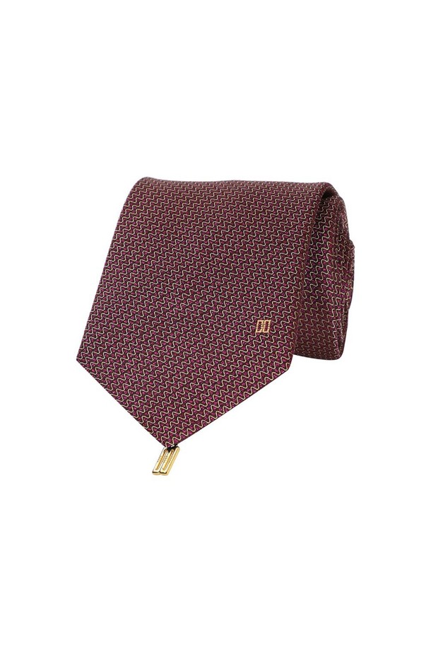 세련된 스타일을 완성하는 실크 100% 올오버 넥타이 레드입니다. 부드러운 촉감과 고급스러운 광택이 돋보이며, 클래식한 디자인으로 오피스룩, 회의룩, 비즈니스 캐주얼에 모두 잘 어울립니다. 전체적으로 로고 패턴이 섬세하게 새겨져 있어, 미니멀하면서도 세련된 분위기를 연출합니다. 악세서리 장식이 탈부착 가능하여, 다양한 스타일링을 시도할 수 있습니다.
