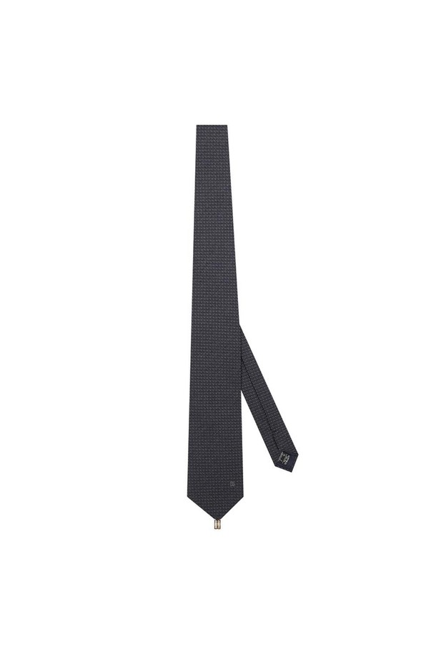 세련된 남성미를 더하는 실크 혼방 솔리드 넥타이입니다. 고급스러운 그레이 컬러와 부드러운 촉감, 은은하게 빛나는 광택이 특징입니다. 실크 소재 특유의 매끄러움은 착용 시 편안함을 선사하며, 클래식하고 미니멀한 스타일을 완성합니다. 비즈니스, 포멀, 오피스룩, 비즈니스 캐주얼, 회의룩 등 다양한 TPO에 잘 어울립니다. 실고리로 연결된 DD 악세서리는 제거하여 더욱 깔끔하게 연출할 수 있습니다.
